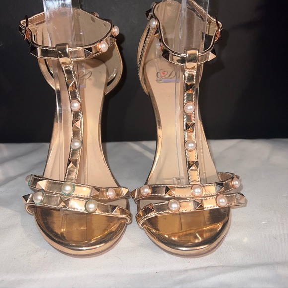 Metallic gold T-strap sandals with pearls and studs - Picture 5 of 7